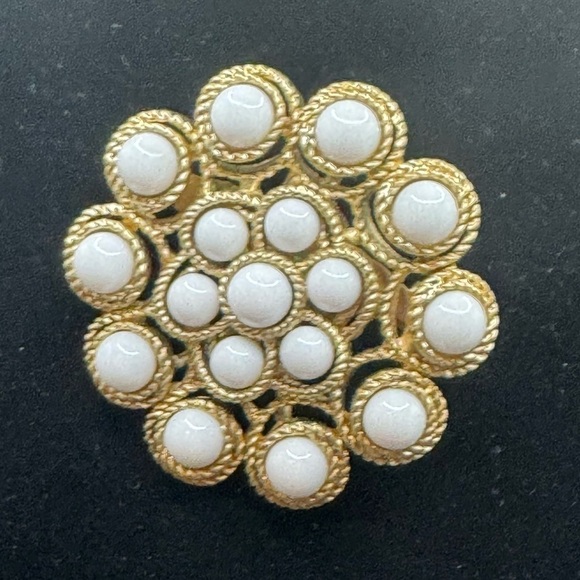 Stella and Sot Cabuchon white dot and gold brooch - Picture 1 of 4